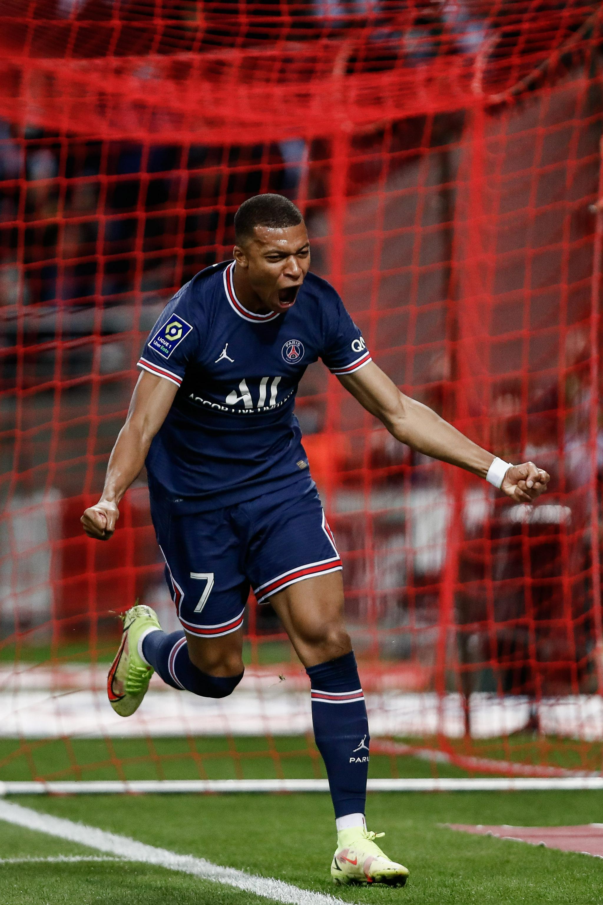 罗马诺：切尔西认为埃斯特旺是完美签约，愿笑着支付浮动条款