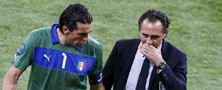 皇马3000万中卫重伤4个月！阿隆索哭晕：生死战后防6将养伤+2人染红