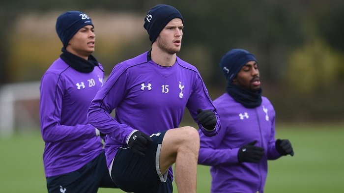 马刺半场4人得分上双，命中11记三分领先鹈鹕20分