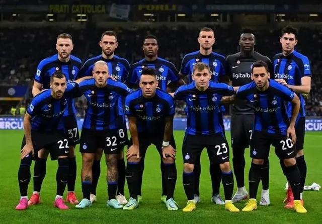 马格德堡球员庆祝进球，不幸跌入2.7米深的沟中但安全逃出