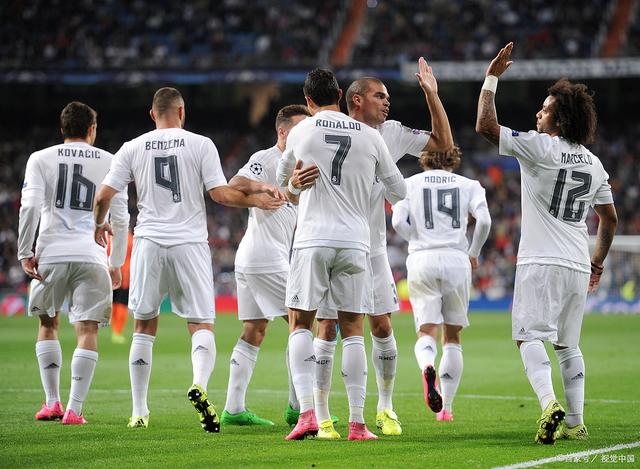 法兰克福球迷诺坎普燃放焰火投掷玻璃杯