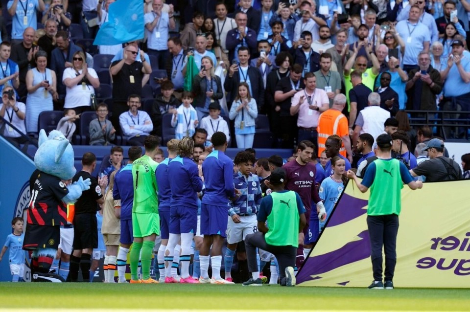 港队主场战新加坡，新加坡球员伤退时担架工作人员忍不住庆祝